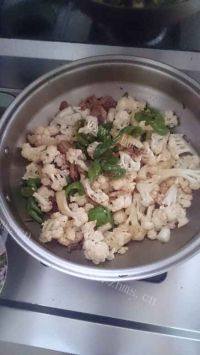 家常菜花菜炒肉做法图解4)