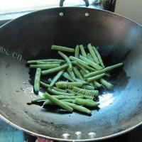 开胃的素炒四季豆做法图解2)