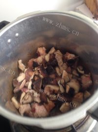家常菜香菇排骨汤做法图解5)