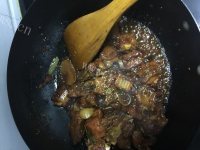 美味的红烧芝香排骨做法图解15)
