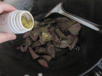 绿色食物之洋葱炒猪肝做法图解5)