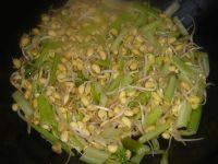 家常菜芹菜炒豆芽
