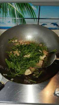 美味的红烧肉拌空心菜做法图解5)