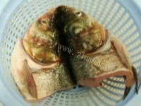 美味的香菜鱼头豆腐汤做法图解1)
