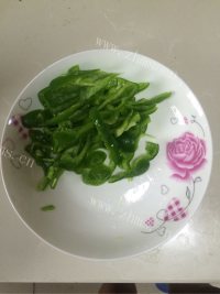 家常菜青椒炒毛豆做法图解2)