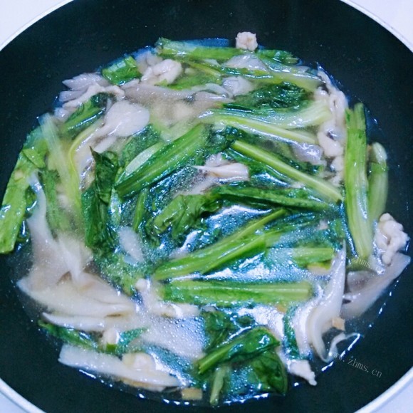 好喝的平菇肉片蔬菜汤