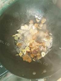 香喷喷的土豆烧海带做法图解5)