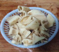 清热猪尾骨炖莲藕做法图解3)