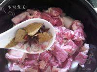 家常菜牛腩炖萝卜做法图解7)