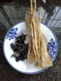 家常菜腐竹炒木耳做法图解1)