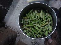家常菜豆角炒香肠做法图解1)