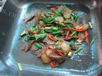 大蒜炒腊肉做法图解8)