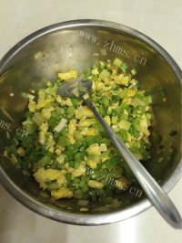 鸡蛋芹菜馅包子做法图解5)
