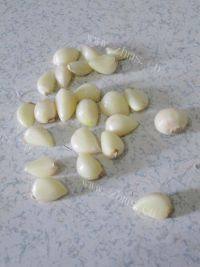 家常大蒜子烧肉做法图解2)