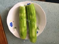 家常菜丝瓜炒毛豆做法图解1)