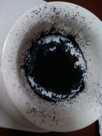 爱吃竹炭抹茶奶冻卷做法图解5)