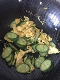 色泽鲜亮的木须瓜片做法图解6)