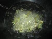 营养丰富的紫菜丝瓜瘦肉汤做法图解6)