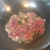 质嫩爽口的花菜炒肉做法图解4)