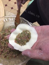 自制猪肉芹菜馅饺子做法图解8)