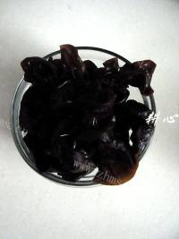 营养的花生木耳排骨汤做法图解3)