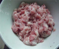 美味的马蹄蒸肉饼做法图解3)