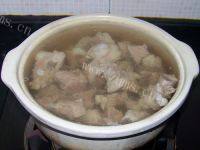 家常草菇排骨汤做法图解4)