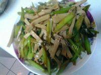 家常菜芹菜炒豆腐皮
