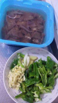 家常菜青椒炒猪肝做法图解1)