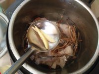营养健康的茶树菇排骨头汤做法图解6)