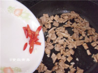 家常菜腊肉炒萝卜干做法图解9)