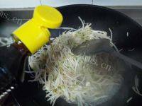 色味俱佳的素炒绿豆芽做法图解7)