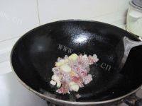 家常的芹菜香干炒肉做法图解5)