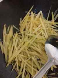 家常菜酸辣土豆丝做法图解4)