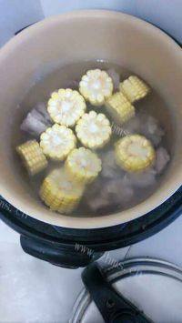 美味的排骨玉米汤做法图解5)