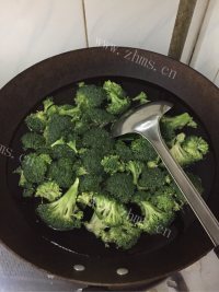 家常菜虾仁西兰花做法图解4)