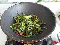 喷香的腊肠炒蒜苔做法图解9)