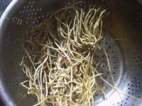 秀色可餐的鸡蛋炒粉条做法图解2)