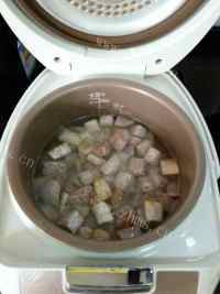 家常芋头腊肉饭做法图解7)