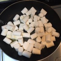 营养丰富的蔓越莓花生牛轧糖做法图解3)