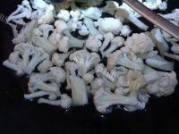 家常菜腊肉炒花菜做法图解2)