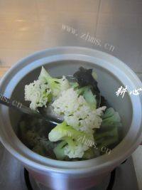 家常菜菜花木耳排骨汤