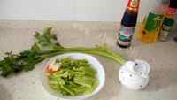 家常菜芹菜炒豆腐干做法图解1)