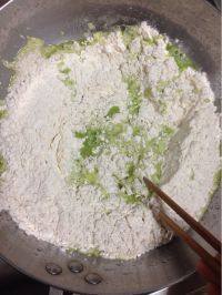 诱人的菠菜煎饼做法图解4)
