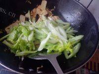 家常菜豆干炒芹菜做法图解9)