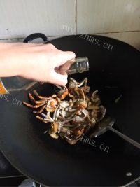 好吃的姜葱炒大闸蟹做法图解6)