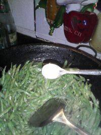 好吃不腻的素炒四季豆做法图解8)
