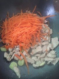 家常菜芹菜胡萝卜炒肉做法图解8)