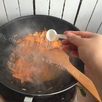 美味的红萝卜炒肉做法图解6)