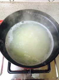 五味俱全的皮蛋瘦肉粥做法图解4)